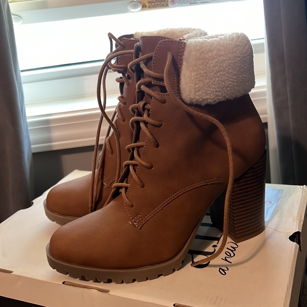 ANA memory foam booties Tan size 8.5 New in box
